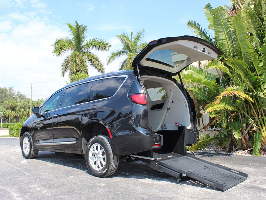 Used 2020 Chrysler Pacifica Touring L with VIN 2C4RC1BG2LR115076 for sale in Bradenton, FL