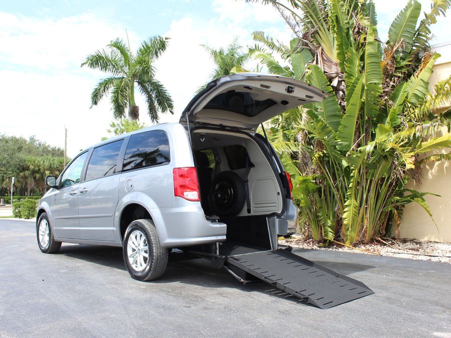 Used 2016 Dodge Grand Caravan SXT with VIN 2C4RDGCG6GR309405 for sale in Bradenton, FL