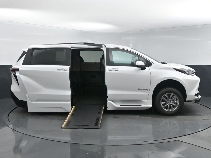 2024 Toyota Sienna XLE 7Passenger Manatee Mobility Vans