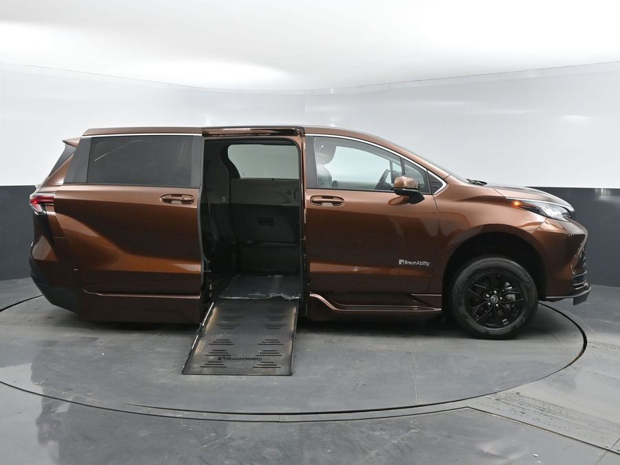 Used 2022 Toyota Sienna LE with VIN 5TDKRKEC5NS129272 for sale in Bradenton, FL